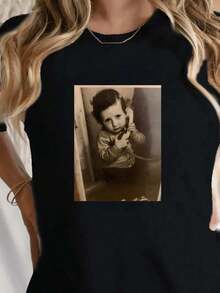 Personalized White T-Shirt For Women With Vintage Photo Print Of A Boy With A Retro Telephone, Unique And Nostalgic Design, Ideal For Retro Fashion Lovers And Personalized Gifts - Unisex Vintage Urban Style T-Shirt, Cotton, Short Sleeve, Round Neck And Loose Fit. - 黑色 - 查看 1