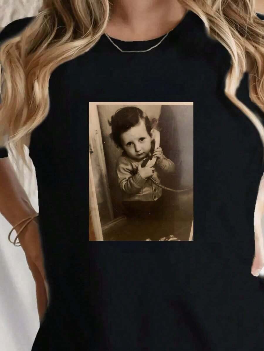 Personalized White T-Shirt For Women With Vintage Photo Print Of A Boy With A Retro Telephone, Unique And Nostalgic Design, Ideal For Retro Fashion Lovers And Personalized Gifts - Unisex Vintage Urban Style T-Shirt, Cotton, Short Sleeve, Round Neck And Loose Fit. - 黑色 - 查看 1