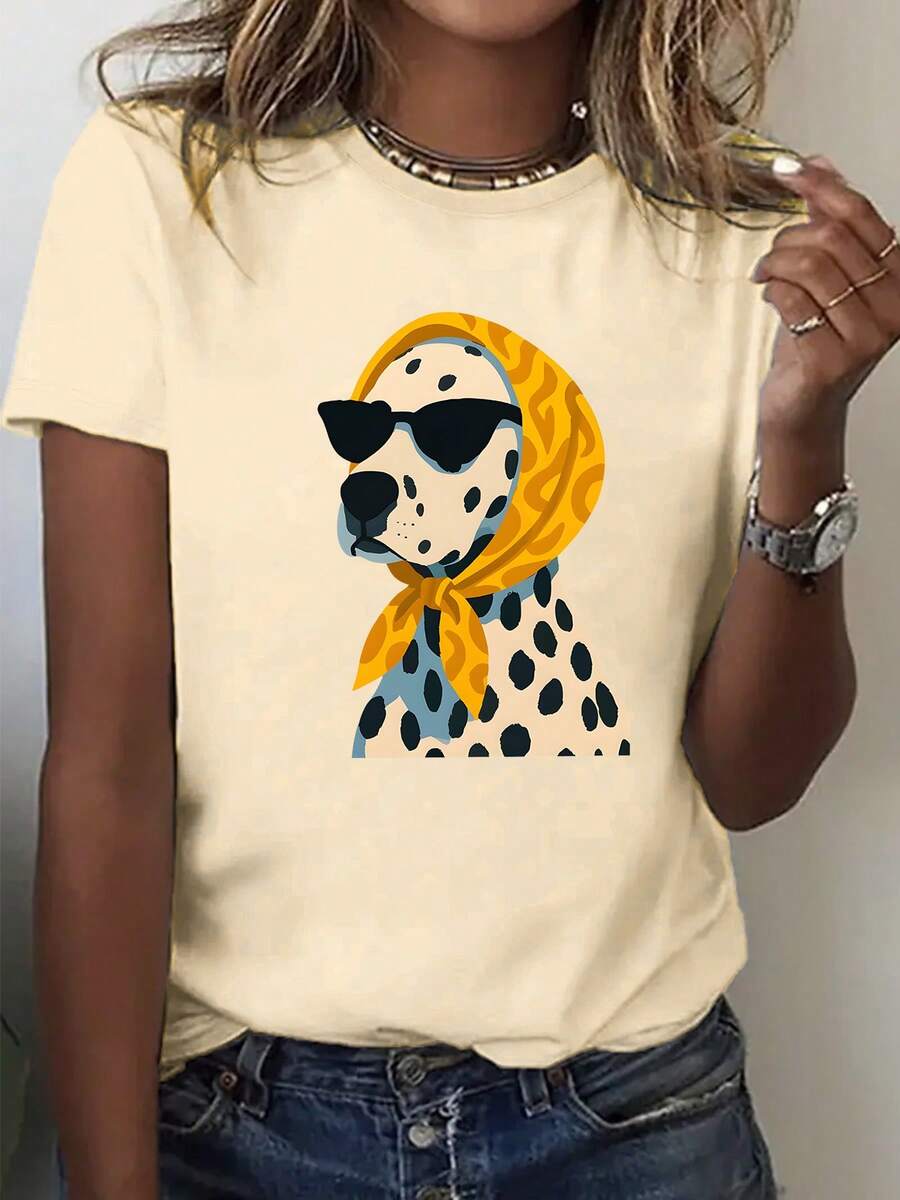 Talla grande, camiseta de mujer con un perro manchado usando gafas de moda y una bandana amarilla, con estampado de letras, talla grande, cuello redondo. - Albaricoque - Ver 1