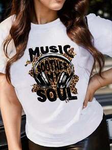 Camiseta de manga corta informal para amantes de la música, 100% algodón, con estampado de leopardo y diseño de auriculares con la frase "La música calma mi alma". - Blanco - Ver 1
