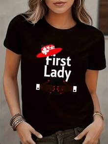 Camisetas estampadas de moda para mujer, tops de estilo urbano de gran tamaño, camisetas de verano cómodas y elegantes que combinan con todo. Camiseta casual blanca para mujer con estampado de texto de dama con sombrero rojo y manos, ropa para uso diario. - Negro - Ver 2