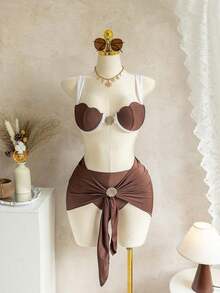 Conjunto de 3 piezas de vacaciones: Top con copas de concha, tirantes anchos y tela brillante; Pantalones de cintura alta con decoración de concha y metal; Bikini con falda cruzada - Multicolor - Ver 6