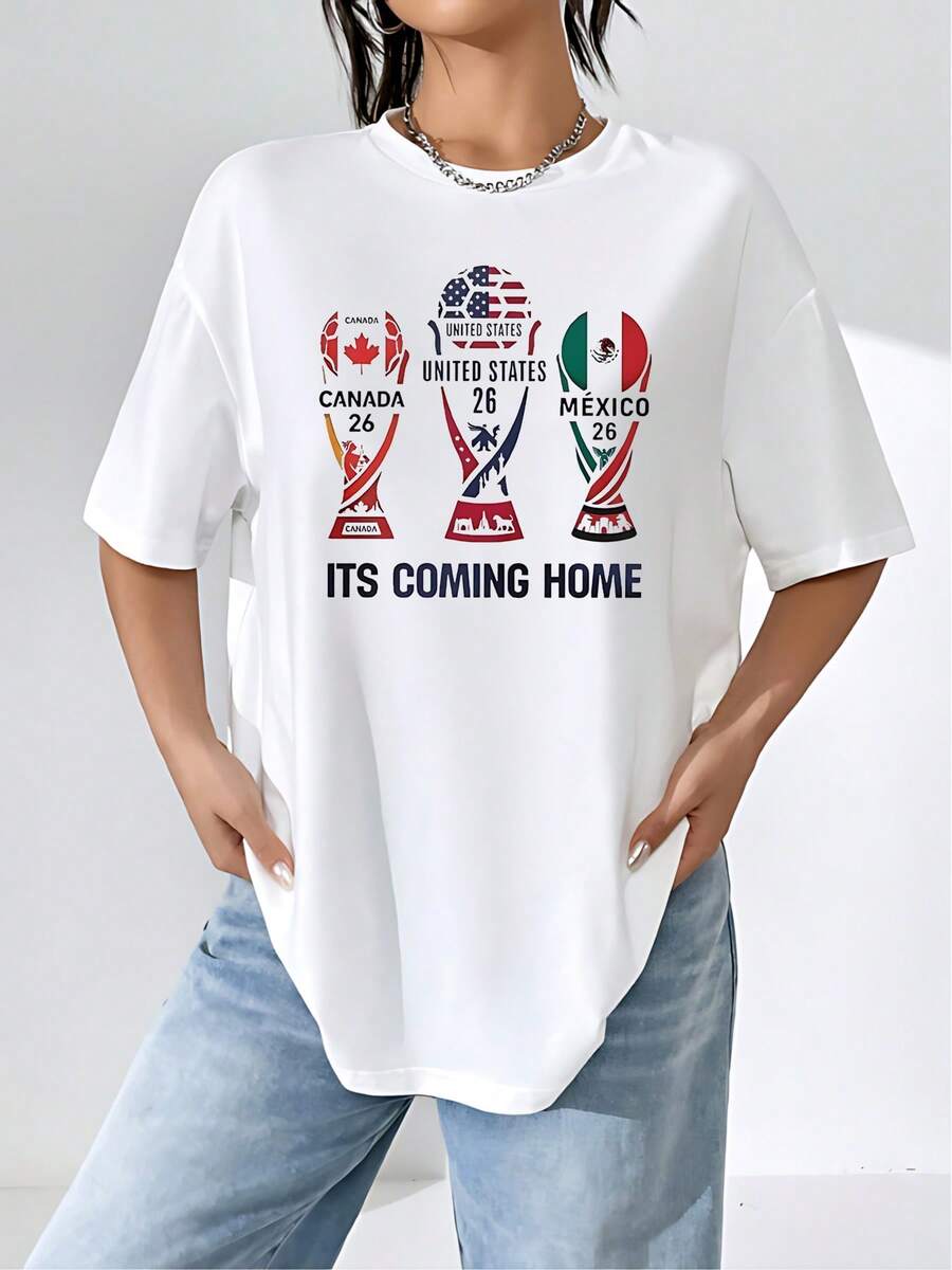 The Print Celebrates The Sporting Union Between Canada, The United States, And Mexico With Iconic Symbols From Each Country, Conveying A Passion For Soccer And A Spirit Of Unity Around The 2026 Tournament. This Women's T-Shirt Is 100% Cotton, Comfortable And Soft, Ideal For Sports Fans. - 白色 - 查看 1