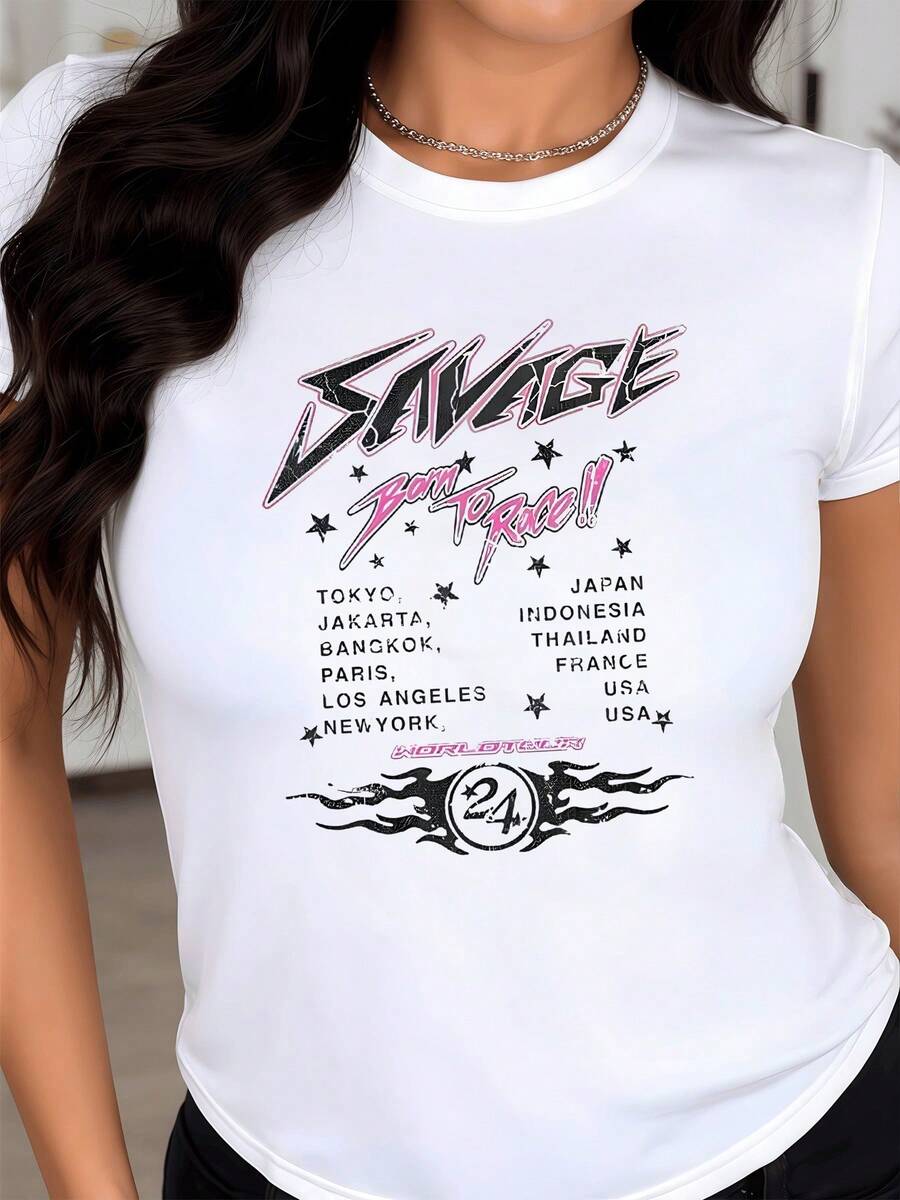 Texto con tipografía audaz que refleja energía y velocidad con nombres de ciudades icónicas que evocan espíritu aventurero y pasión por viajar camiseta de mujer casual urbana moderna ajustada - Blanco - Ver 1