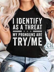Me identifico como una amenaza, mis pronombres son "Yo"/"Me" - Camiseta negra - Camiseta gráfica casual con una declaración audaz, perfecta para un atuendo casual y  de sí mismo, un gran regalo para amigos, familiares y cualquier persona que aprecie el humor. - Negro - Ver 7