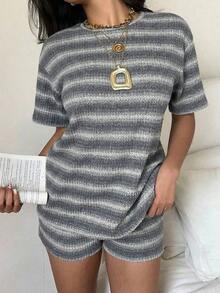 Conjunto de camiseta de manga corta y pantalones cortos de punto a rayas para mujer de estilo casual - Gris - Ver 3