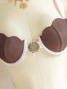 Conjunto de 3 piezas de vacaciones: Top con copas de concha, tirantes anchos y tela brillante; Pantalones de cintura alta con decoración de concha y metal; Bikini con falda cruzada - Multicolor - Ver 2