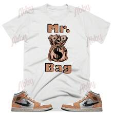 Mr. Bag T-Shirt To Match The Airs Jordans 1 Mid Brushstroke Sneakers, Airs Jordans 1 Mid Brushstroke T-Shirt, Retro 1 Brown T-Shirt - 款式 - 查看 1