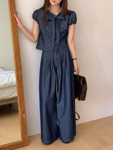 Conjunto casual de 2 piezas de camisa vaquera de manga corta con cuello redondo y lazo delantero, y pantalón vaquero de pierna recta para mujer - Azul lavado oscuro - Ver 4