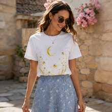 Dreamy Starry Night Short Sleeve T-Shirt: A Versatile Garment With A Delicate And Feminine Touch. Moonlight Gold Floral T-Shirt: A Casual Cotton T-Shirt, French Style, For Everyday Wear. - 白色 - 查看 2