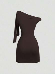 Sweetro Vestido ajustado sexy con volantes en el hombro oblicuo, que ciñe la cintura, estilo francés chic, minifalda ajustado - Marrón Chocolate - Ver 2