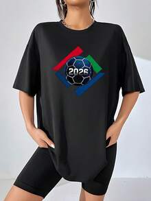 Balón de fútbol con el número 2026 rodeado por formas geométricas rojas verdes y azules que simbolizan unión energía y pasión por el deporte camiseta de mujer 100% algodón cómoda moderna y perfecta para fanáticas del fútbol mundial - Negro - Ver 6
