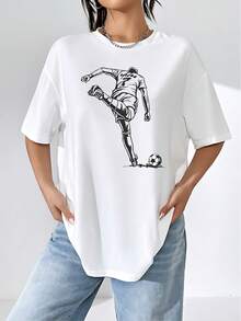 Figura de jugadora de fútbol dando una patada al balón simbolizando energía, pasión deportiva y determinación en cada movimiento camiseta de mujer 100% algodón cómoda suave ideal para uso diario y actividades casuales - Blanco - Ver 6