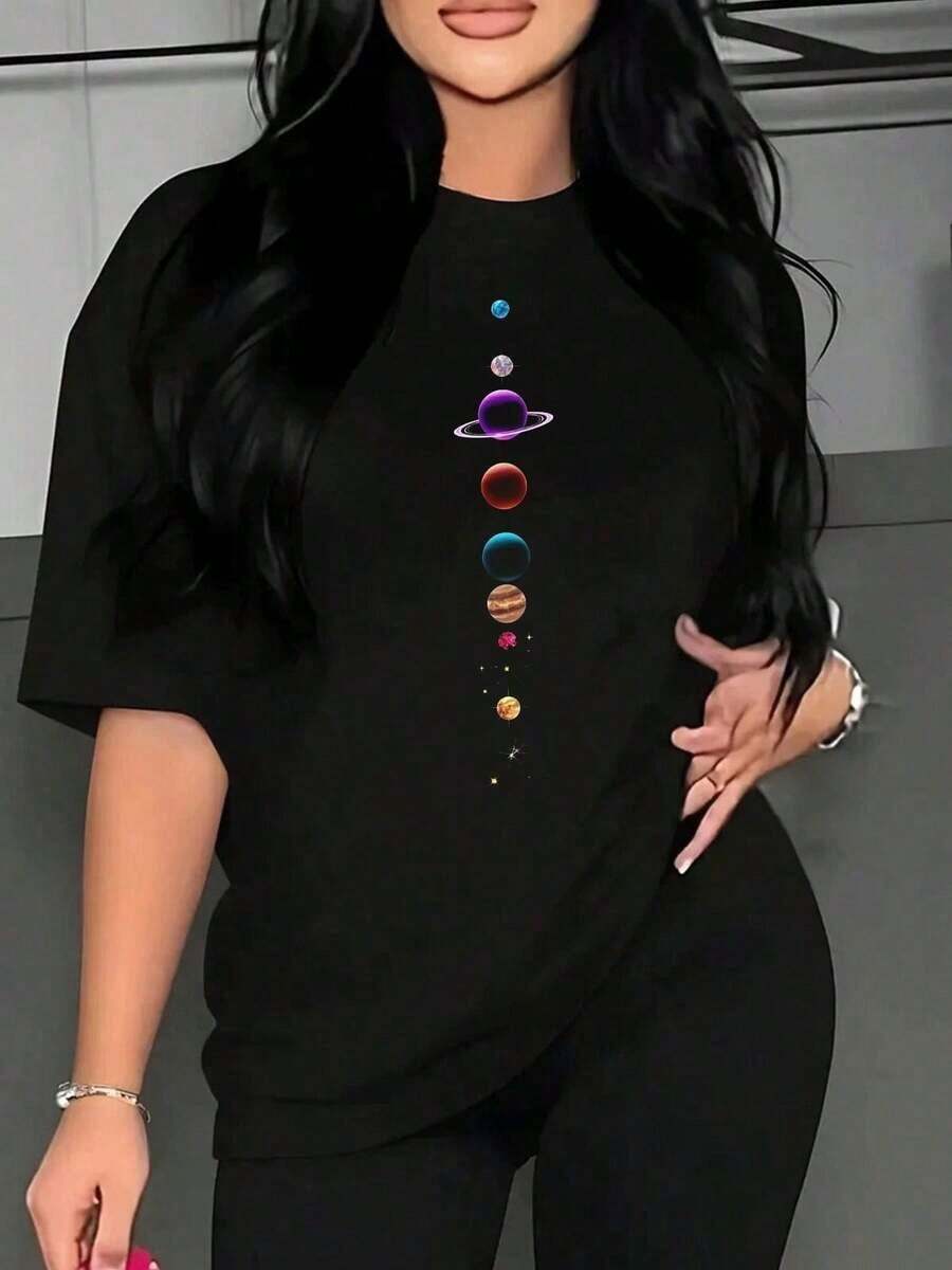 Camiseta moderno de planetas estampados para mujer, diseño espacial, estilo casual ideal para amantes de la astronomía y moda urbano disponible es tallas S, M, L, XL y color negro, ropa de moda populares. Vintage Calle Estilo Unisexo Suelto Algodón Corto Manga Tripulación Cuello Camiseta 100% algodón puro - Negro - Ver 1