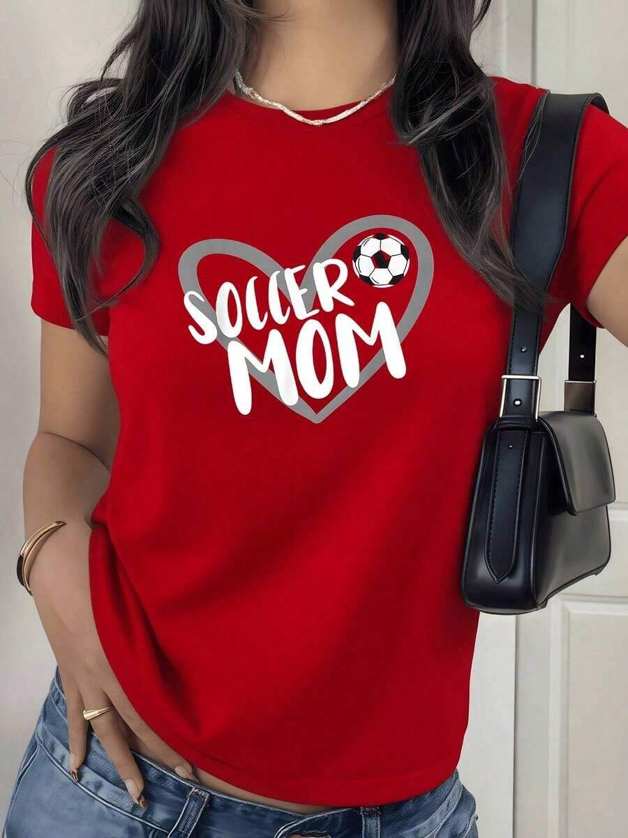 Women's T-Shirt. Heart Graphic With Soccer Ball And The Text "Soccer Mom" Symbolizing Maternal Love And Support For The Sport. Women's T-Shirt, 100% Cotton. Comfortable And Lightweight. - 紅色的 - 查看 1
