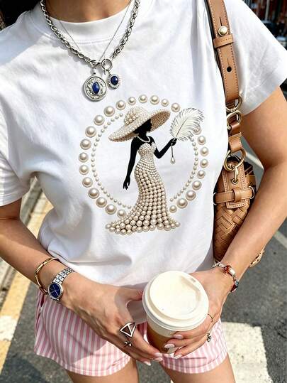 Camiseta elegante y vintage con estampado de silueta de dama con perlas, blusa corta de manga corta con estética de dama grácil, blusa sofisticada y encantadora de uso casual