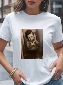 Personalized White T-Shirt For Women With Vintage Photo Print Of A Boy With A Retro Telephone, Unique And Nostalgic Design, Ideal For Retro Fashion Lovers And Personalized Gifts - Unisex Vintage Urban Style T-Shirt, Cotton, Short Sleeve, Round Neck And Loose Fit. - 白色 - 查看 7