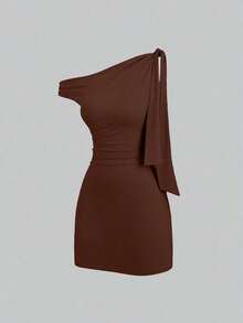 Sweetro Vestido ajustado sexy con volantes en el hombro oblicuo, que ciñe la cintura, estilo francés chic, minifalda ajustado - Marrón Mocha - Ver 3