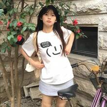 Camiseta de manga corta con estampado de expresión abstracta para mujer, top blanco holgado de estilo dulce para parejas. - Camiseta blanca de manga corta 100% algodón. - Ver 5
