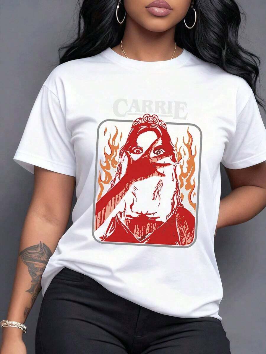 A Tribute To Carrie With A Crowned Figure Bathed In Red, A Hand Covering Her Face, An Intense Gaze, And Burning Flames In The Background. A Timeless Classic. Women's T-Shirt, 100% Cotton, Maija Women's Curvy. - 白色 - 查看 1