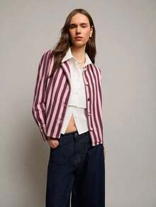 Blusa a rayas, con rayas verticales, cuello redondo, botones forrados en tela, hombros abultados, mangas largas con puños abotonados, look primavera-verano, ideal para cumpleaños o carnaval. - Morado - Ver 4