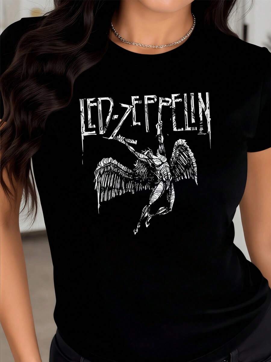 Figura alada que simboliza libertad poder y ascenso desde la oscuridad hacia la luz con un estilo artístico clásico camiseta de mujer moderna casual cómoda - Negro - Ver 1