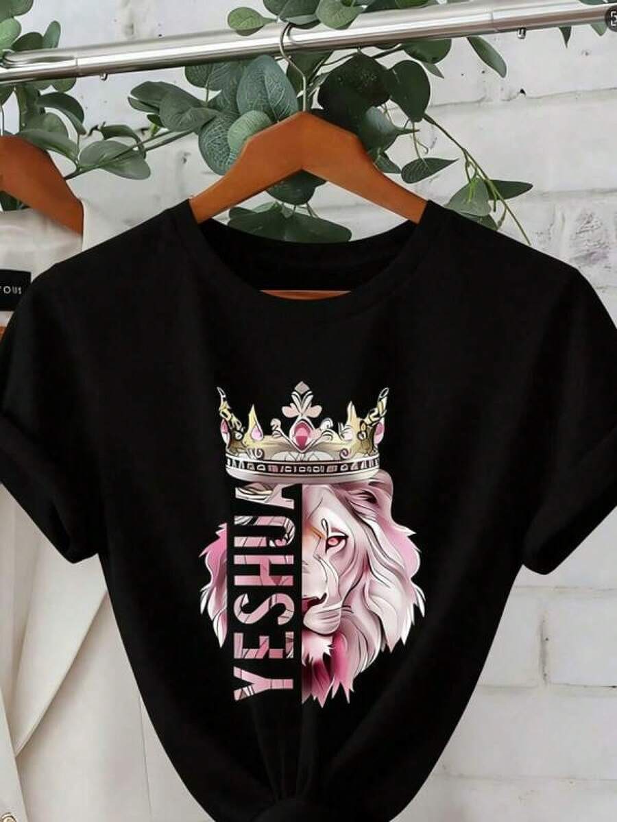 Camiseta informal estampada para mujer con diseño de corona del Rey León y leona - Beige con letras rosas y doradas, manga corta, cuello redondo, top casual para primavera y verano, ropa de fe cristiana con texto (diseño del León de Judá y de Josué), lavable a máquina, ropa casual, tela opaca, corte holgado, estampado de corona de león, moderna y cómoda para mujeres, material transpirable, tela suave, tops holgados y cómodos para el verano, camisetas de verano con estampado de anime, camisetas gráficas unisex, tops para mujer, camisetas para el Día de San Valentín 2026, camisetas gráficas favoritas para hombres y mujeres, el regalo perfecto, ropa para niñas. - Negro - Ver 1