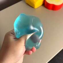 2个/1个可爱蓝色椰子油慢回弹挤压球，用于缓解压力和焦虑。椰子油慢回弹挤压球，透明蓝色减压球，麦芽质地挤压球，回弹不塌陷，柔软有嚼劲，麦芽质地，透明果冻触感，适合办公室放松/居家娱乐。柔软凝胶材质，无异味，椰子油质地，价格实惠，趣味十足，是母亲节/毕业礼物、情人节、婚礼、包包装饰、生日、房间装饰的理想之选。学生派对减压神器 - A - 查看 13