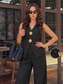MaterniWear Conjunto de maternidad de 2 piezas de unicolor con cuello en V sin mangas, decorado con botones elegantes.Este conjunto de maternidad/trabajo de dos piezas en negro presenta adornos de botones metálicos, emanando sofisticación y elegancia con un toque vintage.Conjunto de coordinación elegante para mujeres, traje formal para mujeres, ropa profesional para mujeres, conjunto de chaleco y pantalón para mujeres, vestimenta formal para mujeres, conjunto de traje para mujeres, conjunto semi-formal para mujeres, blusa y pantalón general para mujeres, vestidos profesionales elegantes para mujeres - Negro - Ver 12