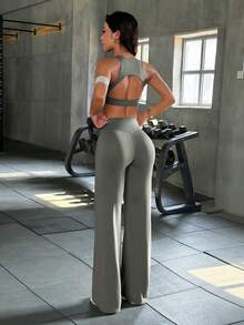 Bộ đồ thể thao mùa hè 2 món dành cho nữ, gồm áo tank top thể thao không tay khoét lưng tối giản và quần ống đứng cạp cao, phù hợp cho yoga, thể dục, đạp xe và mặc hàng ngày, mang phong cách thanh lịch. - Xám - Xem 2