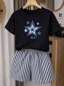 Una camiseta de manga corta para mujer con estilo retro americano, de corte holgado y con diseño estampado (los pantalones son solo para sugerencias de estilo). Esta pieza sencilla y elegante presenta un patrón de letras impresas con temática tropical, lo que la convierte en un elemento imprescindible para crear un look relajado de vacaciones, perfecto para ocasiones como el Día del Trabajo y el Día de la Independencia de México. - Negro - Ver 1