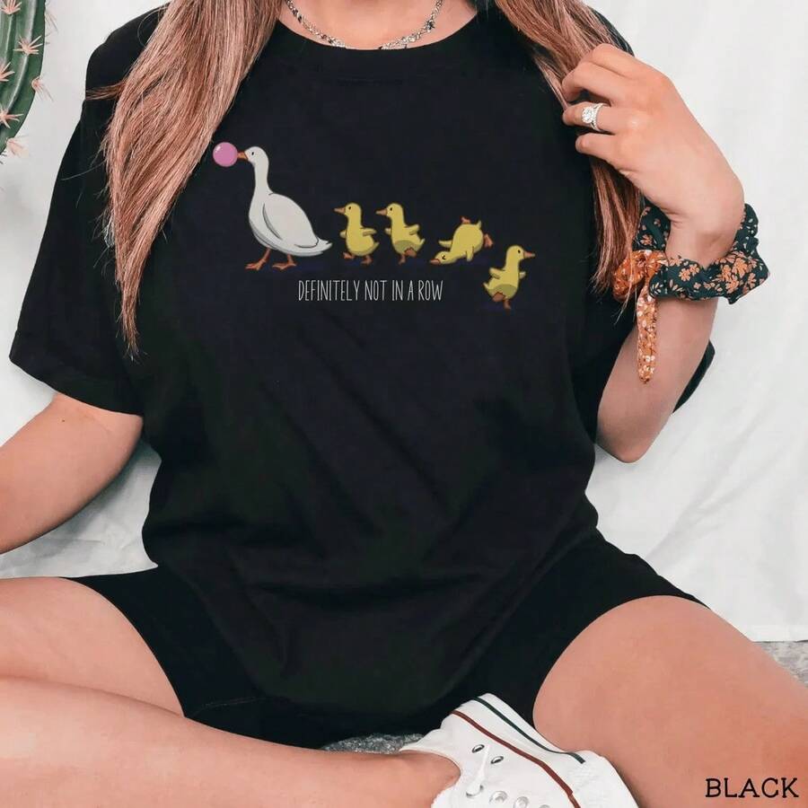 1 "Ducks In A Row" T-Shirt, Duck T-Shirt, Silly Goose T-Shirt, Funny Duck T-Shirt, Gift For Animal Lovers, Gift For Mom, Funny Women's T-Shirt, 180g, 100% Cotton, Designs Are Printed. Unisex. - 黑色 - 查看 1