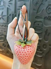 可爱3D草莓包包挂饰扣，甜美水果造型钥匙扣吊坠，草莓挂饰配皮质挂绳，时尚百搭，适用于包包、汽车和钥匙，男女皆宜的必备配饰 - 粉色 - 查看 4