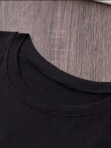 1 camiseta tipo túnica de manga corta para mujer, estilo estampado inspirado en "Defy Gravity" - Estilo estampado - Cuello redondo informal, corte relajado con estampado de Dorothy del Mágico de Oz, lavable a máquina, comodidad para todas las estaciones, ideal para eventos temáticos y atuendos casuales (sin detalles de cordones) - Elegante color beige con letras verdes y lazo rosa, tela suave para usar en capas o solo, diseño icónico inspirado en películas, camisetas de media manga para mujer, top ajustado de manga larga, camiseta vintage, camisetas de cintura larga para mujer, camiseta unisex de algodón vintage blanca - Corte holgado para festivales de música estadounidense, campamentos y espectáculos. Camiseta de cuello redondo para mujer, ligera, básica y ajustada, ideal para ropa casual de verano. - Negro - Ver 4
