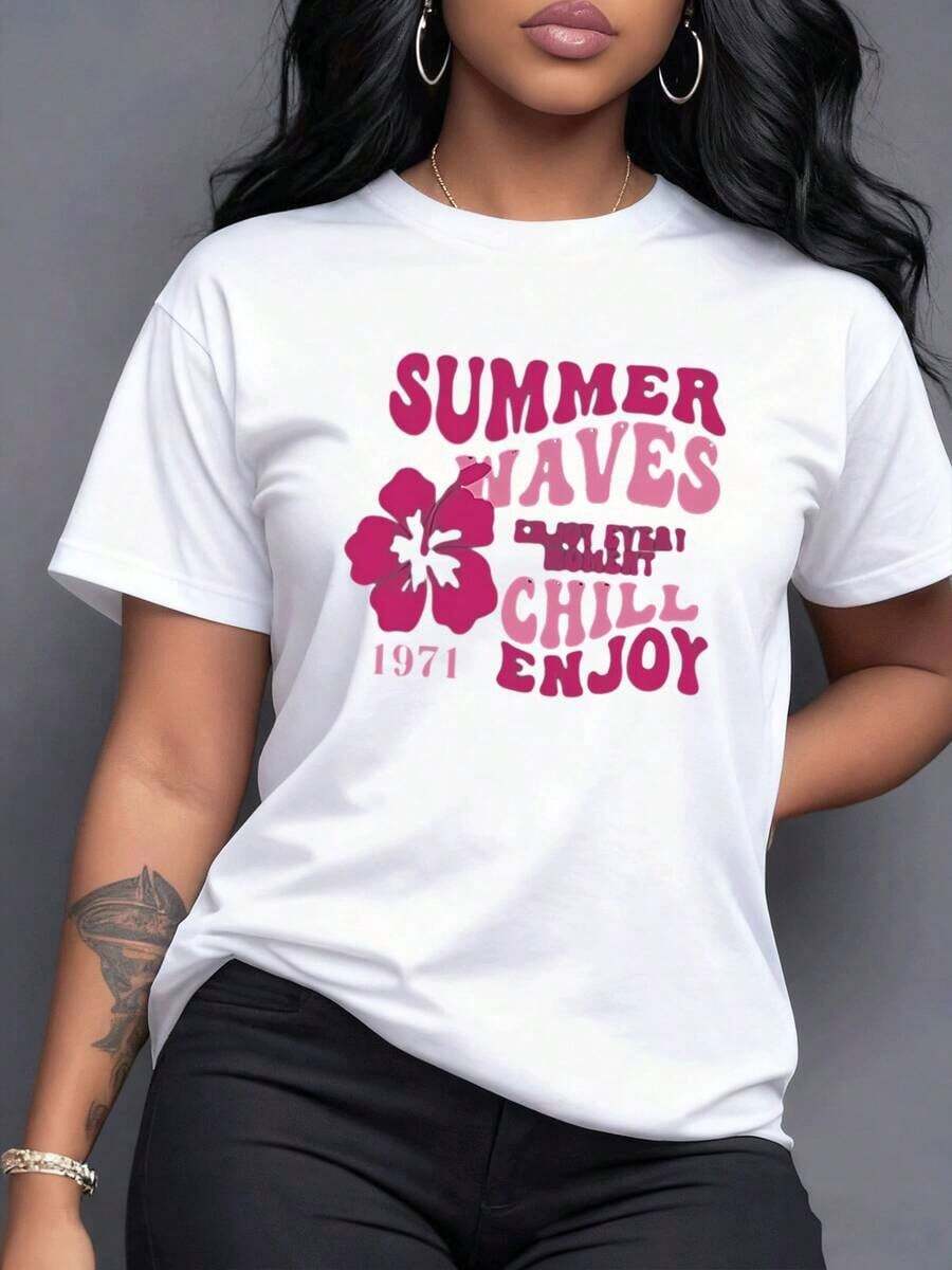 A Vibrant Retro Print Featuring 'SUMMER WAVES' And 'CHILL ENJOY', Wavy Lettering, And A Tropical Hibiscus Evokes The Summer Spirit Of 1971. It Symbolizes Joy, Relaxation, And Enjoying Every Sunny Moment-An Invitation To Happiness. Women's T-Shirt, 100% Cotton. - 白色 - 查看 1