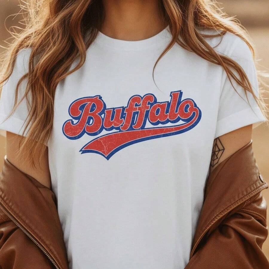 Camiseta de fútbol americano Buffalo, ropa para fanáticos de los Bills, camiseta gráfica deportiva de Buffalo, 100% algodón, cuello redondo, estilo retro, para el día del partido, fiesta pre-partido, esencial diario, camiseta de algodón puro, estilo básico de manga corta holgada para damas, adolescentes y chicas, material agradable para la piel para el transporte diario, ocio en la calle, vida universitaria, citas, fiestas, vacaciones, viajes. - Blanco - Ver 1