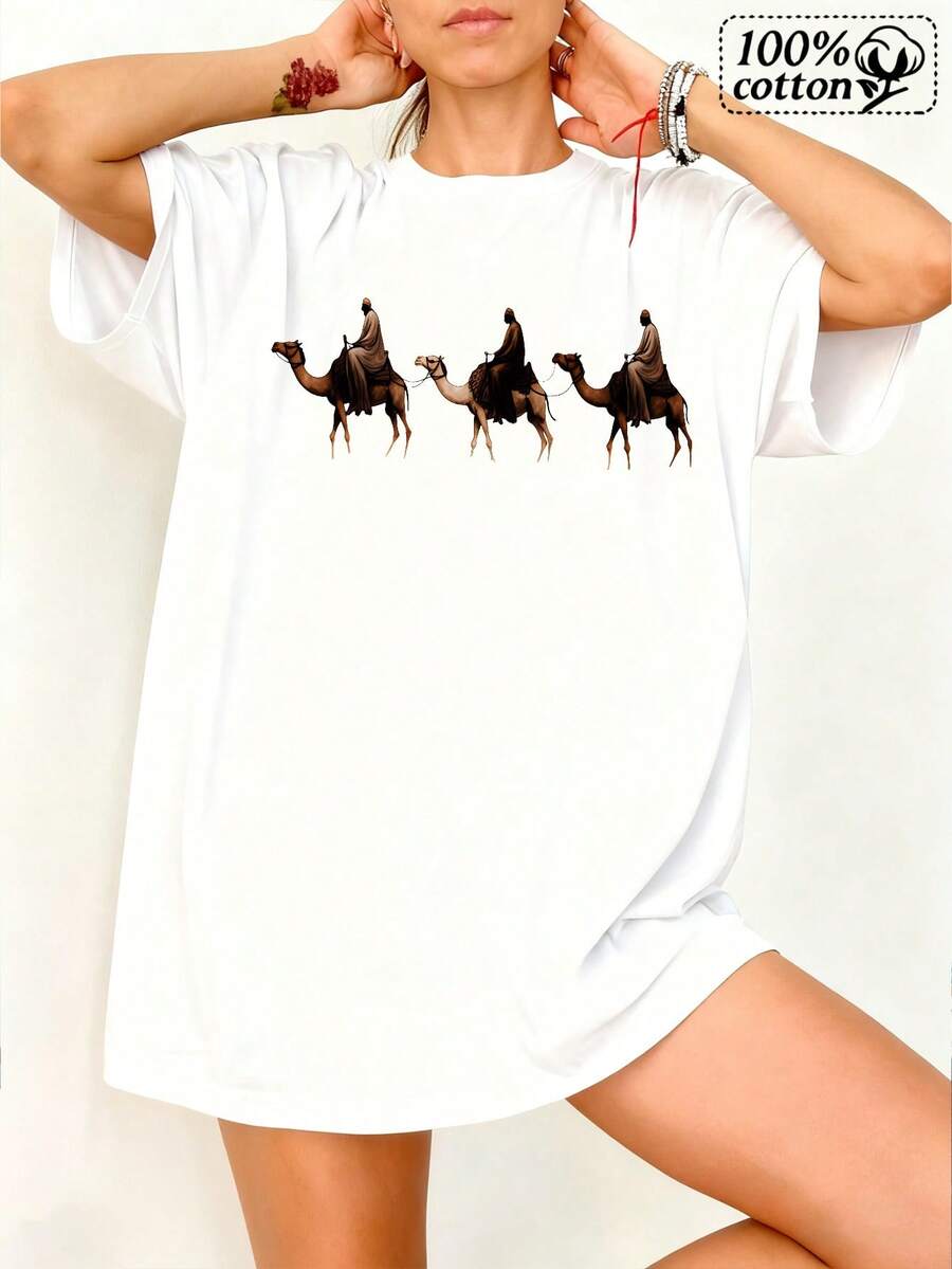 Camiseta blanca de mujer con un diseño de camello y jinete, perfectara excursiones informales y vies
