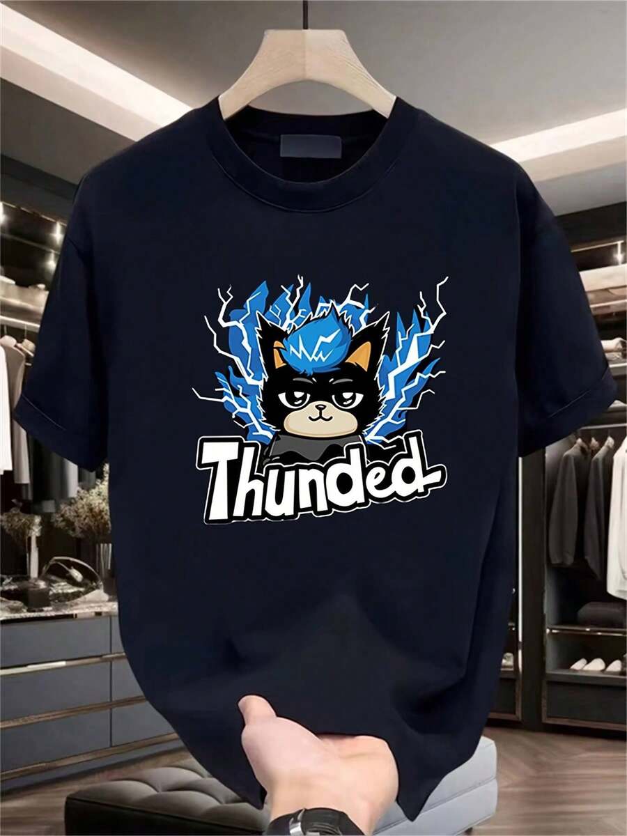 Camiseta de Algodón Grueso para Hombre - Camiseta Gráfica Azul Marino con Texto Atrevido 'THUNDED' - Camiseta Transpirable de Verano para Atuendos Casuales y Formales - Regalo Ideal para San Valentín, Día del Padre, Año Nuevo Chino - Ropa para Hombre Adulto de Corte Regular, Comodidad Diaria, Diseño con Estampado Atrevido, Tela Suave, Camiseta de Manga Corta, para Entusiastas de la Moda, Camiseta Versátil, Diseño y Construcción Duradera, Camiseta Estampada, para Amantes del Streetwear, Camiseta Y2k - Negro - Ver 1