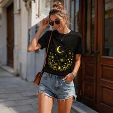 Camiseta de manga corta Dreamy Starry Night: Una prenda versátil con un toque delicado y femenino. Camiseta floral Moonlight Gold: Una camiseta informal de algodón, de estilo francés, para el día a día. - Negro - Ver 2