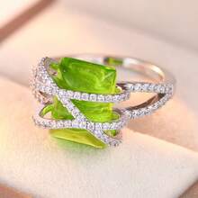 Nhẫn hình chữ thập với viên đá trung tâm và đường viền thẳng, toát lên vẻ thanh lịch tinh tế nhưng nổi bật. - Bạc - Xem 8