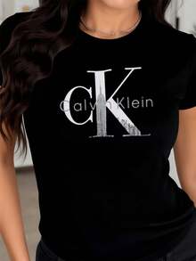 Letra artística con símbolo de gran ciudad que representa la energía moderna y la elegancia urbana inspirando confianza y estilo sofisticado camiseta de mujer casual ajustada cómoda para uso diario - Negro - Ver 1