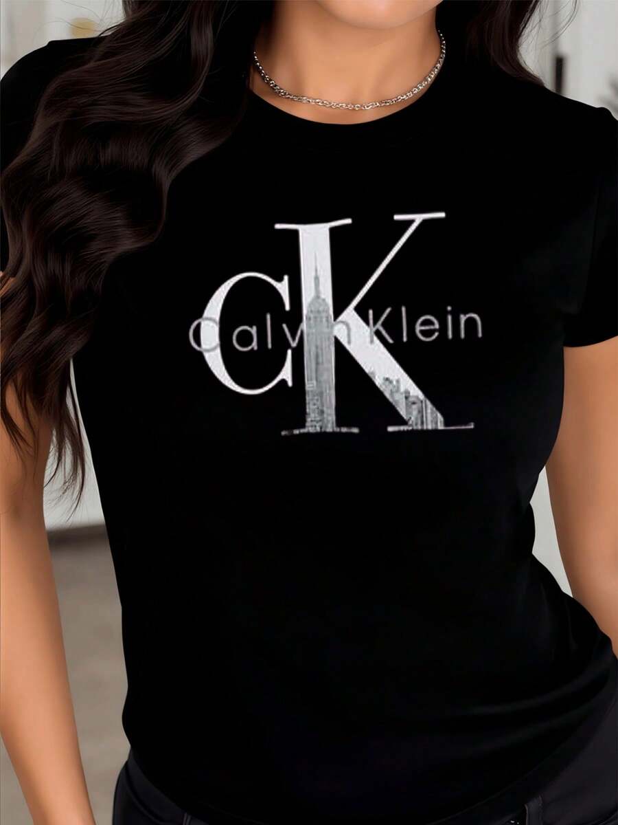 Letra artística con símbolo de gran ciudad que representa la energía moderna y la elegancia urbana inspirando confianza y estilo sofisticado camiseta de mujer casual ajustada cómoda para uso diario - Negro - Ver 1