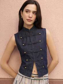 Top sin mangas de denim con cuello Mao, con abertura frontal y con botones metálicos y solapas frontales.Se abrocha en la parte delantera con ganchos ocultos.Perfecto para días de verano.Estilo callejero, atuendo de verano, look diario, estilo napoleónico, evento formal, día de ciudad. - Azul lavado oscuro - Ver 1
