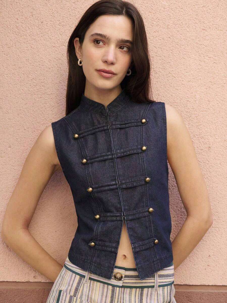 Top sin mangas de denim con cuello Mao, con abertura frontal y con botones metálicos y solapas frontales.Se abrocha en la parte delantera con ganchos ocultos.Perfecto para días de verano.Estilo callejero, atuendo de verano, look diario, estilo napoleónico, evento formal, día de ciudad. - Azul lavado oscuro - Ver 1