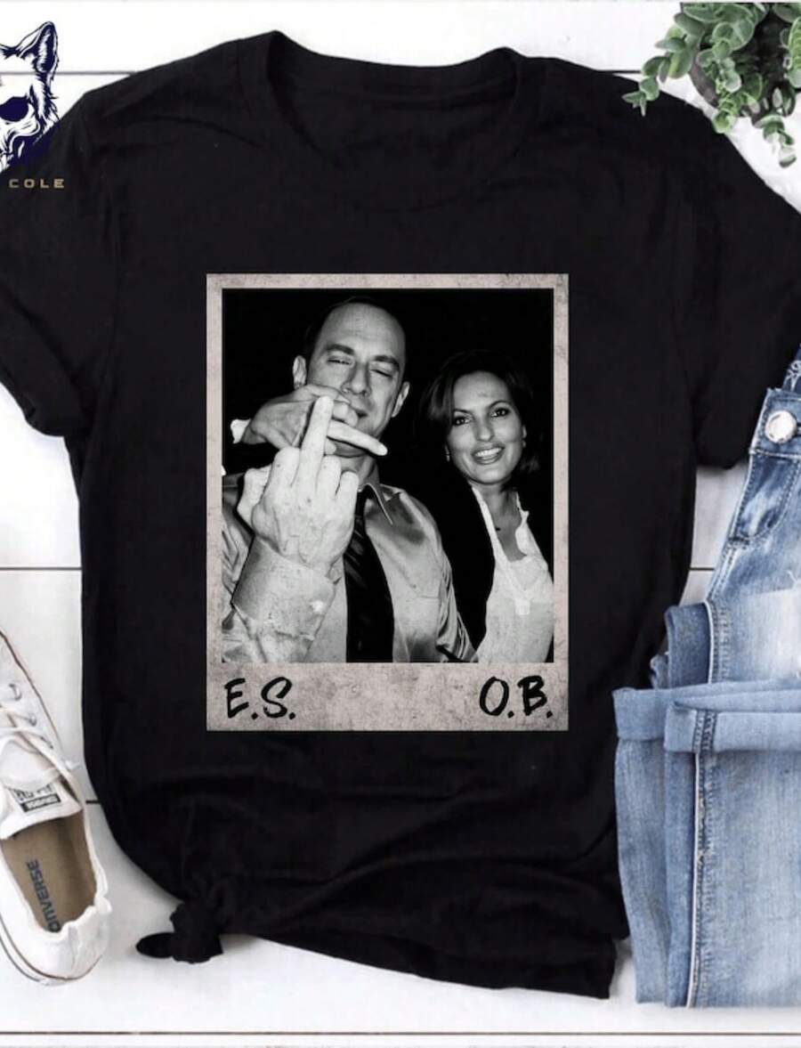 100% Cotton Olivia Benson And Elliot Stabler, Vintage Tribute Inspired By The 90s, Elliot And Olivia T-Shirt, Law And Order, Pop Culture Theme, ES OB Portrait Print T-Shirt, Crew Neck Sweatshirt, Casual Wear, Plus Sizes, Design Details, Short Sleeve, Y2K Style, Suitable For All Seasons, Machine Washable, For Business Casual Wear And Everyday Outings. - 黑色2 - 查看 1