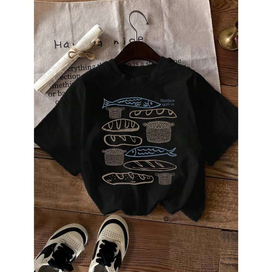 Camiseta extragrande A con una referencia bíblica que muestra los cinco panes y los dos peces, inspirada en Mateo 14:16-21, ilustrando los milagros y la esencia de la fe - [Negro] - Ver 1