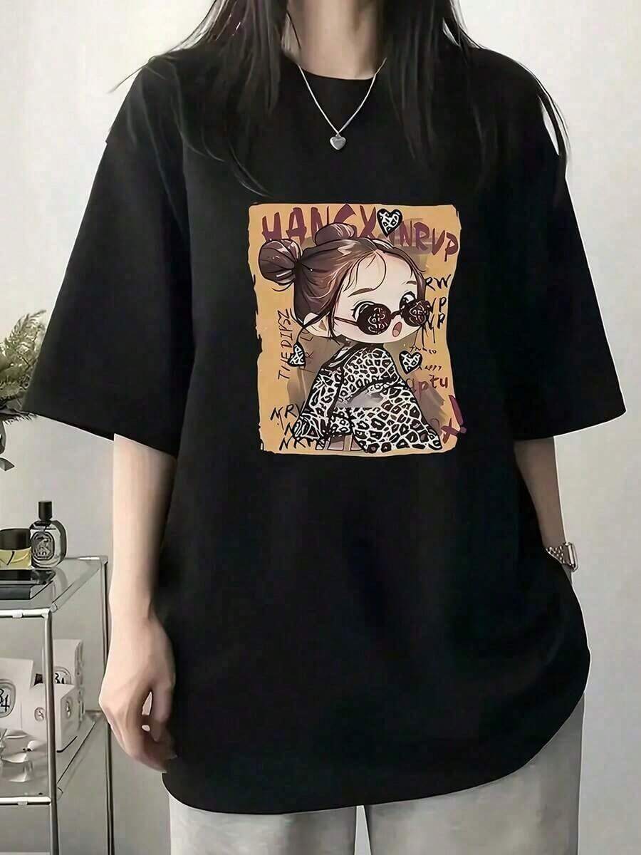 Under The Radar Women's Anime Print T-Shirt - Soft, Stretchy, And Non-Fraying Fabric With A Cute Japanese Cartoon Print Featuring Hearts And Anime Characters. Crew Neck, Short Sleeves, Casual Wear, Perfect Cosplay Gift For Anime Fans. Machine Washable And Comfortable For All Seasons. Unisex Cotton Loose-Fitting Short-Sleeve Crew Neck T-Shirt With A Vintage Urban Style. - 黑色 - 查看 1