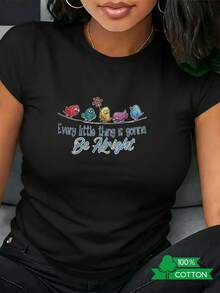 Camiseta de Cuello Redondo para Mujer con Estampado de Letras de Anime, Diseño Sencillo, Cómoda y Transpirable, Ideal para Uso Diario Casual, Presenta un Estilo Veraniego Refrescante, Esencial para Fiestas, Envío Local, Cinco Pájaros de Dibujos Animados y una Flor - Negro - Ver 1