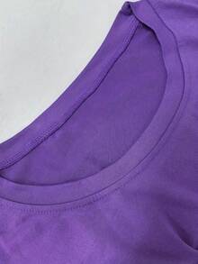 Talla grande, camiseta con estampado de letras, top casual de manga corta y cuello redondo, ropa de mujer. - Morado - Ver 5