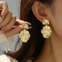 1 Pair Of Seaside Vacation Style Ginkgo Leaf Earrings, Non Collision Metal Texture Earrings, Fashionable Texture Pleated Versatile Earrings, Worn On Vacation, Dates, Parties, Daily Wear - Gold - View 1